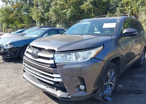 2018 Toyota Highlander Xle z USA, uszkodzony, nr VIN 5TDKZRFH7JS543957